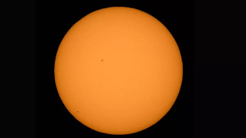 Planeta Mercur văzută în timp ce trece prin fața Soarelui